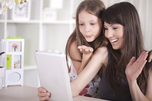 Mutter und Tochter beim Videotelefonieren übers Internet