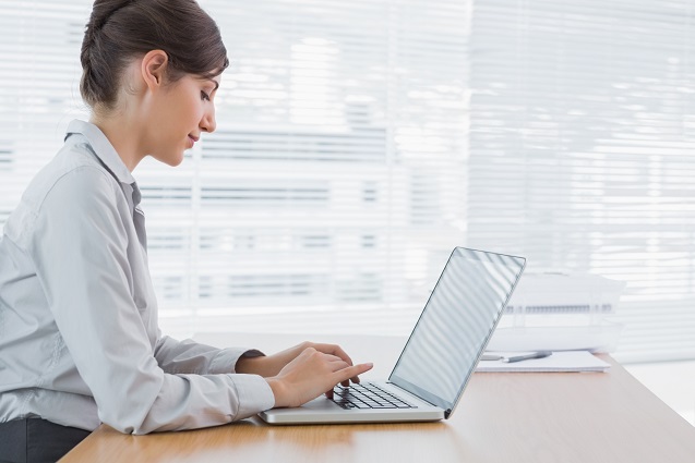 Frau am Laptop am Schreibtisch