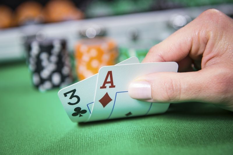 Pokerspieler sieht seine Karten an